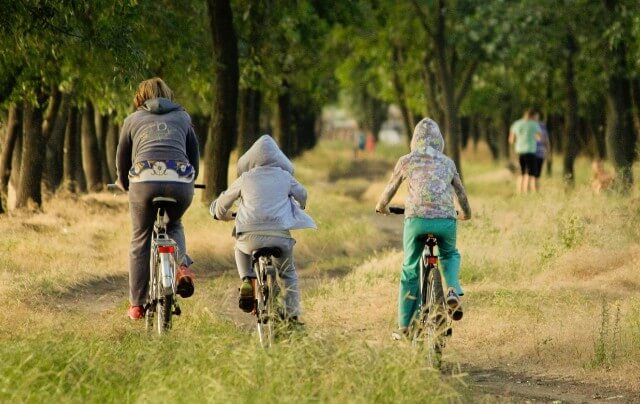 famille à vélo